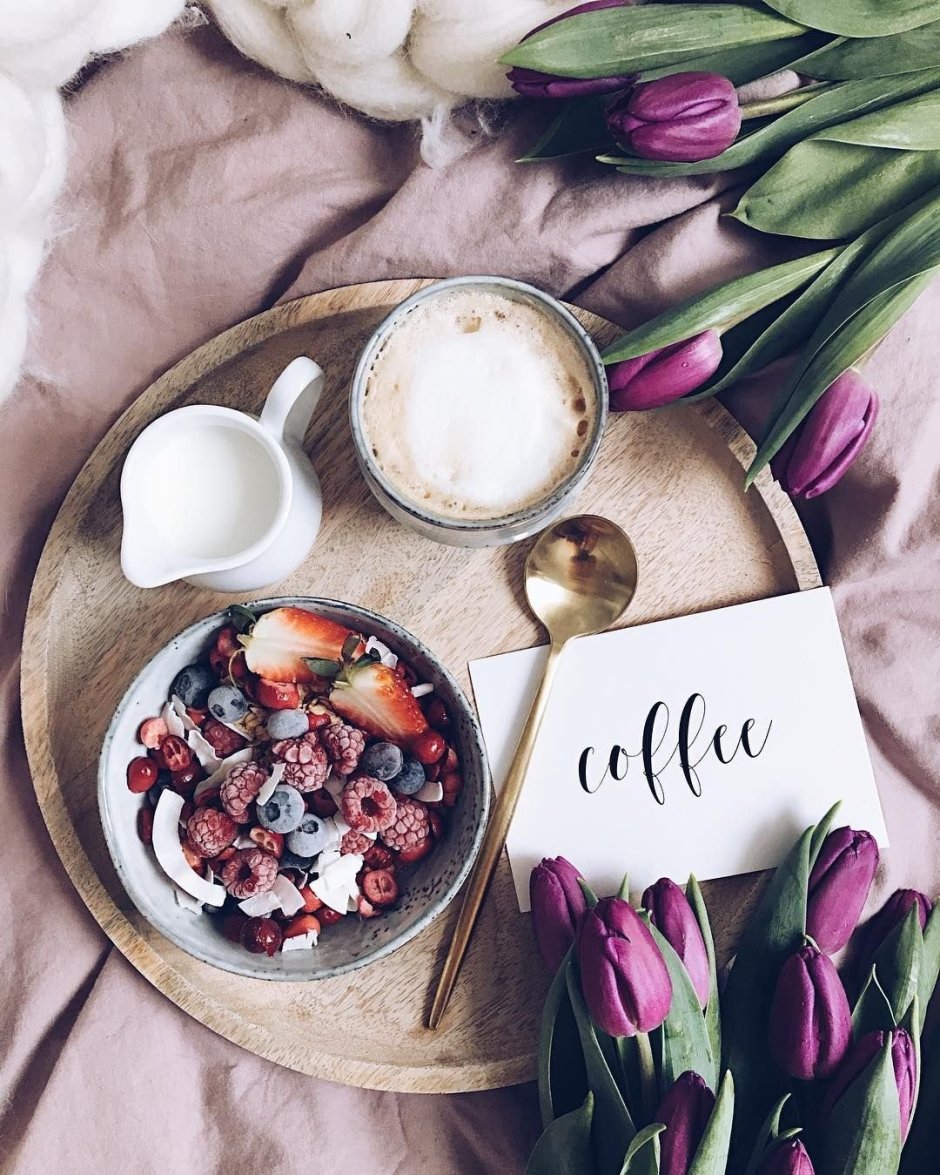 Красивый завтрак с цветами