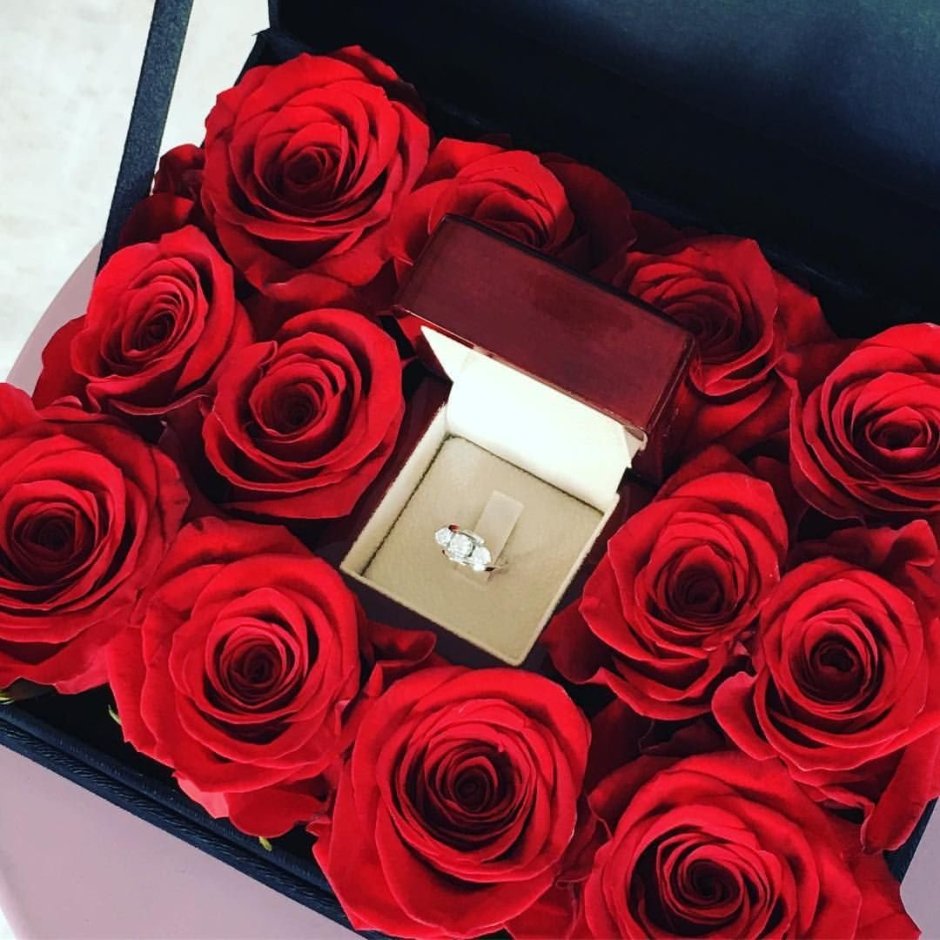 Розы и кольцо в коробочке