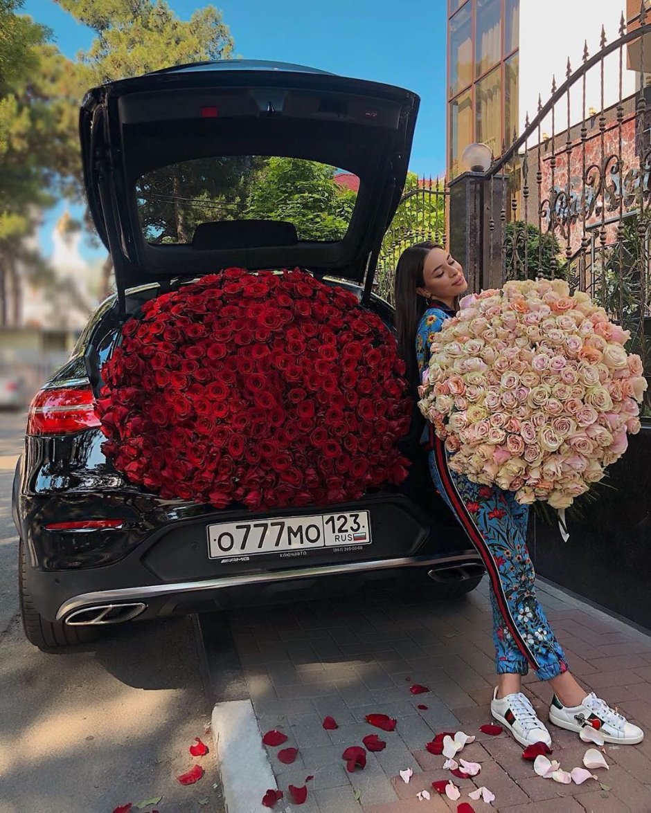 Девочки с автомобилем и цветами