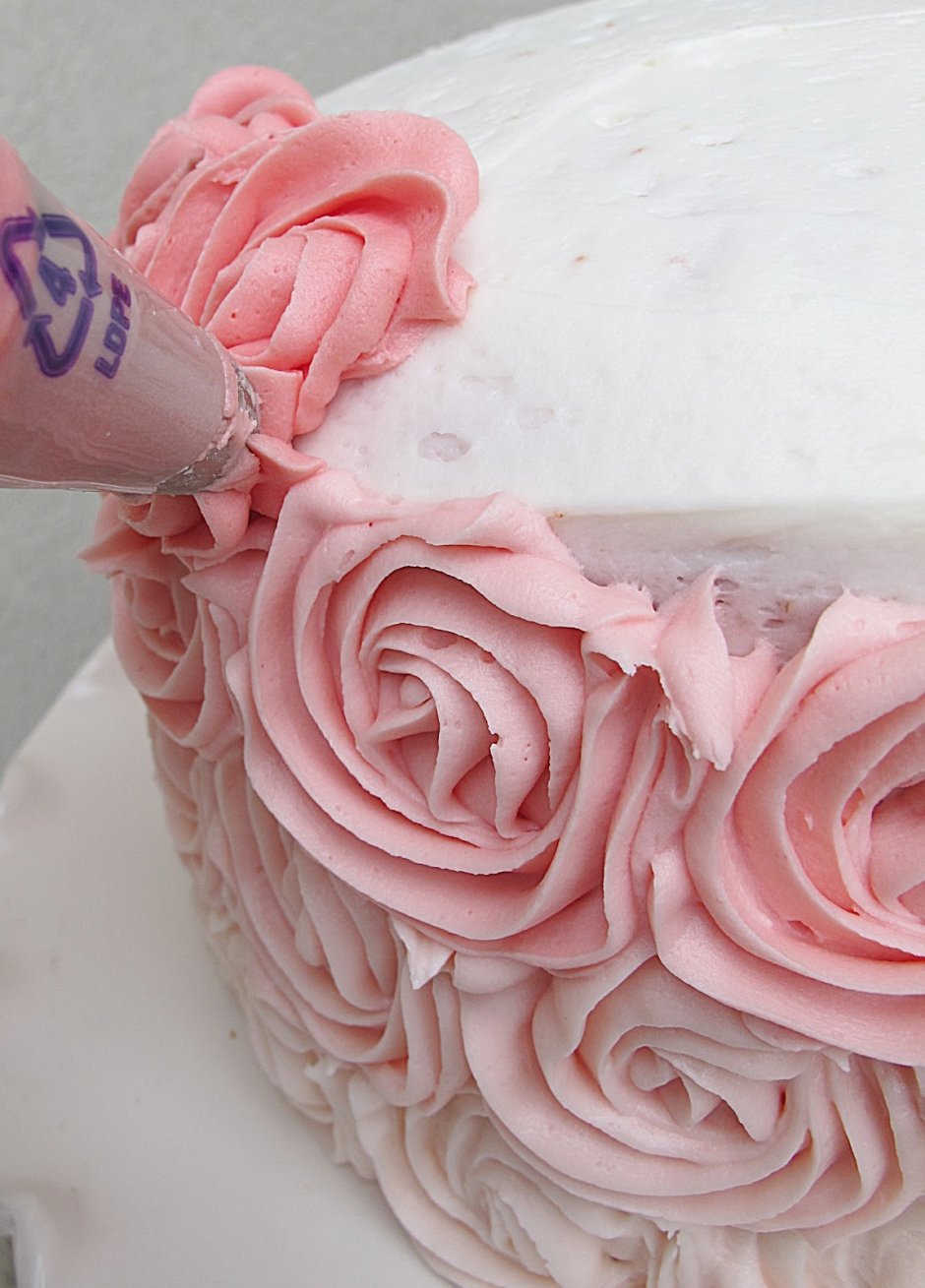Торт с розами из крема чиз