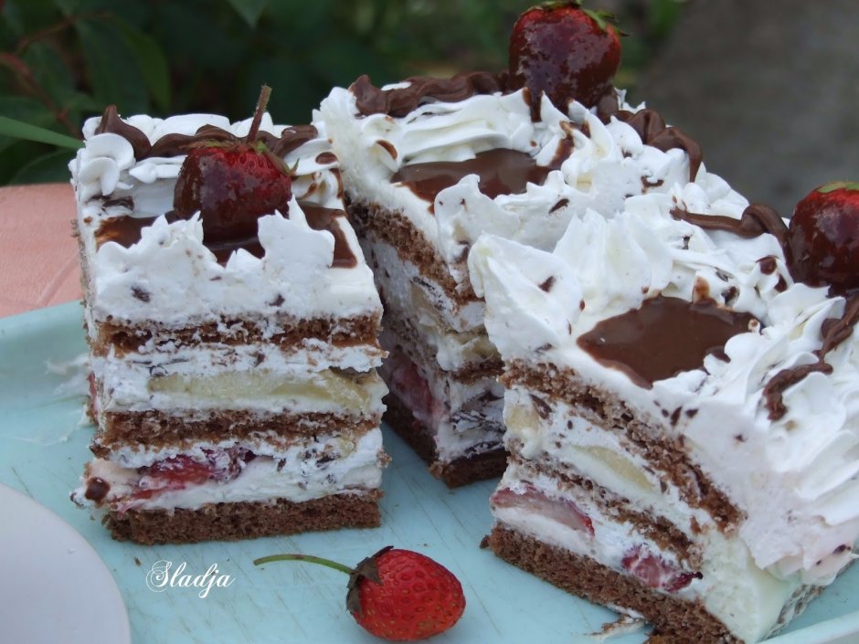 Украшение шоколадного торта Наполеон на день рождения