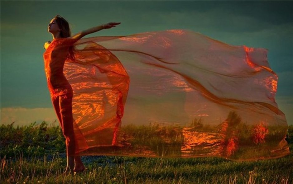 Девушка Танцующая в ветре