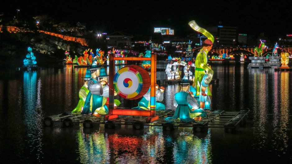 Фестиваль фонарей на реке Намган