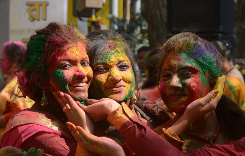 Подготовка к празднику Холи в Индии