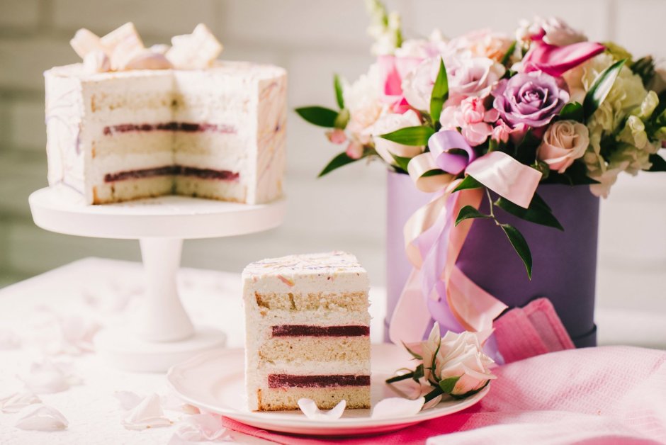 Открытка с тортом и цветами с днем
