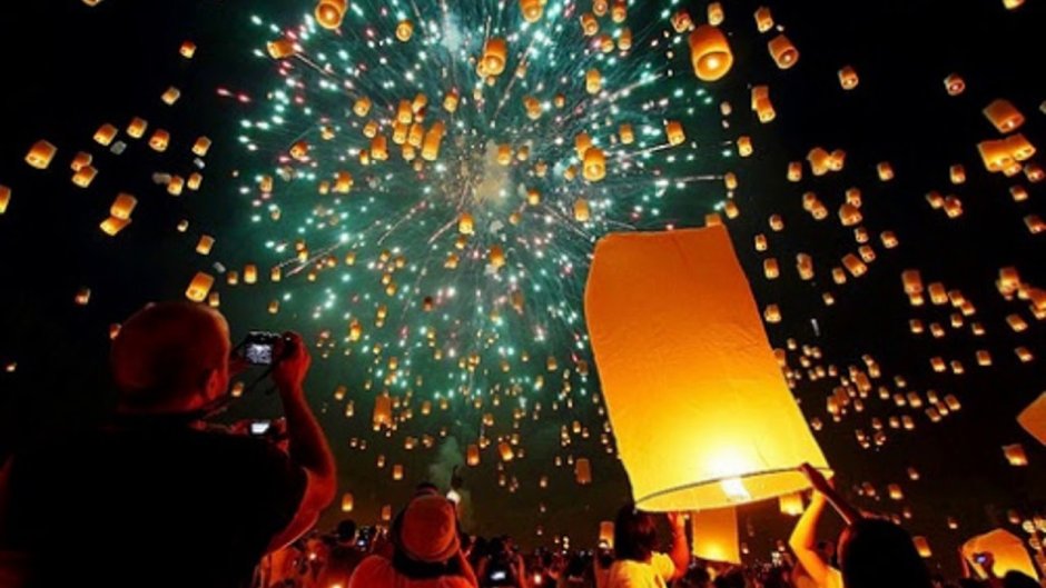 Фестиваль фонарей в Китае фейерверк
