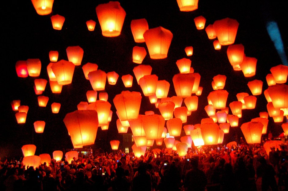 Фестиваль небесных фонариков (Pingxi Lantern Festival).