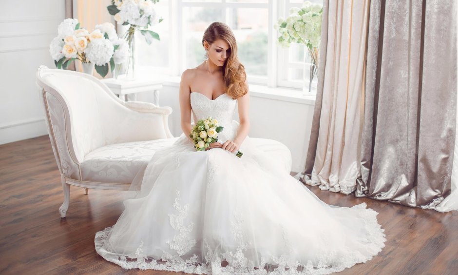 Красивая невеста в коротком платье
