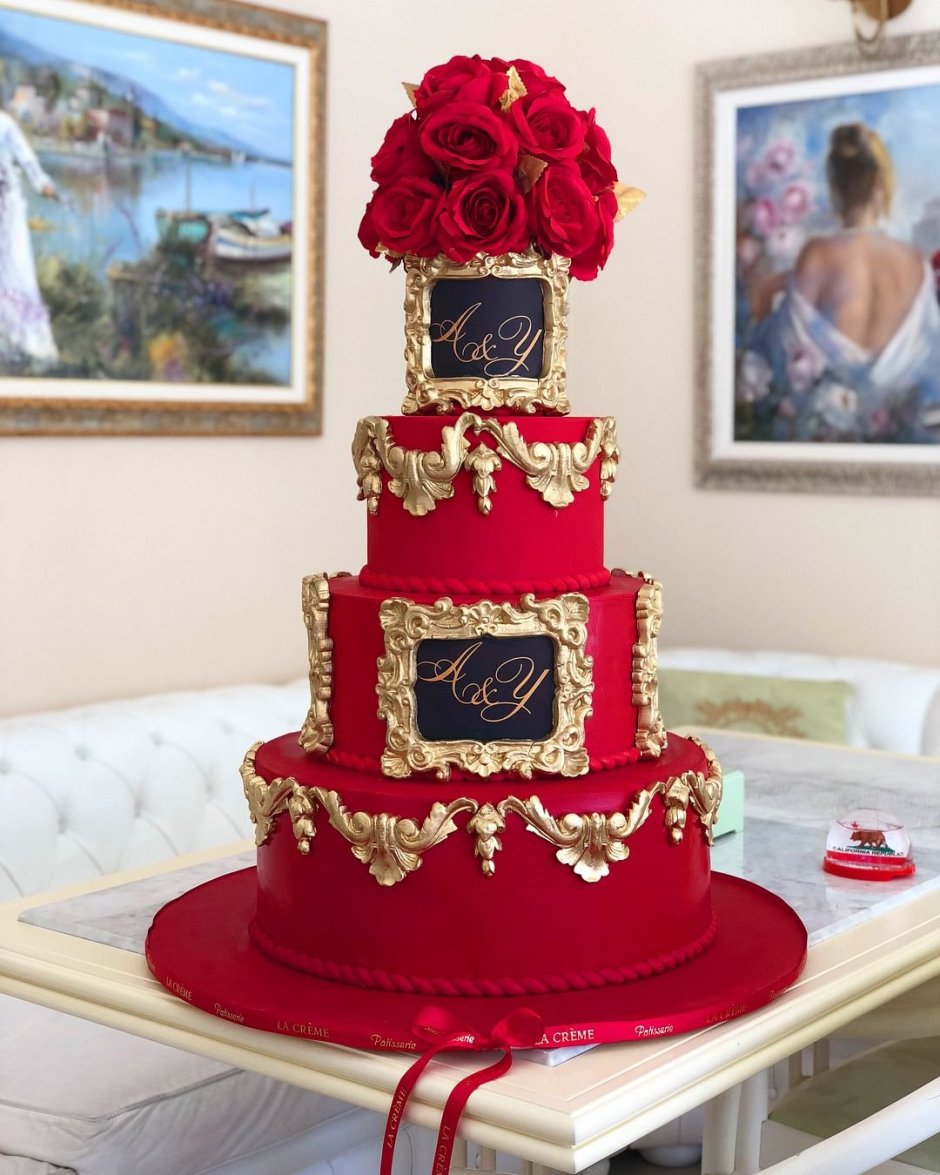 Свадебный торт красивый красный