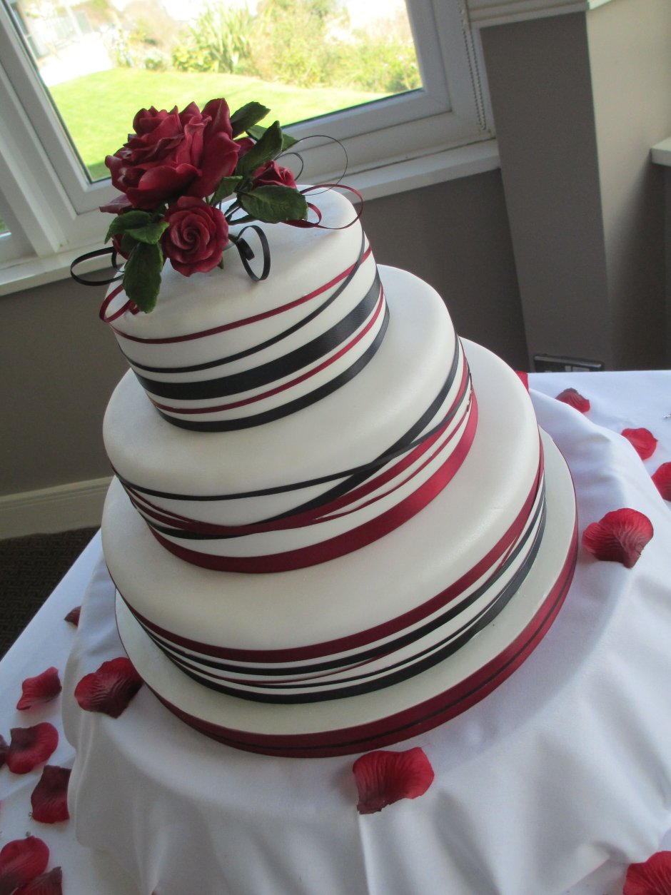 Свадебный торт красный
