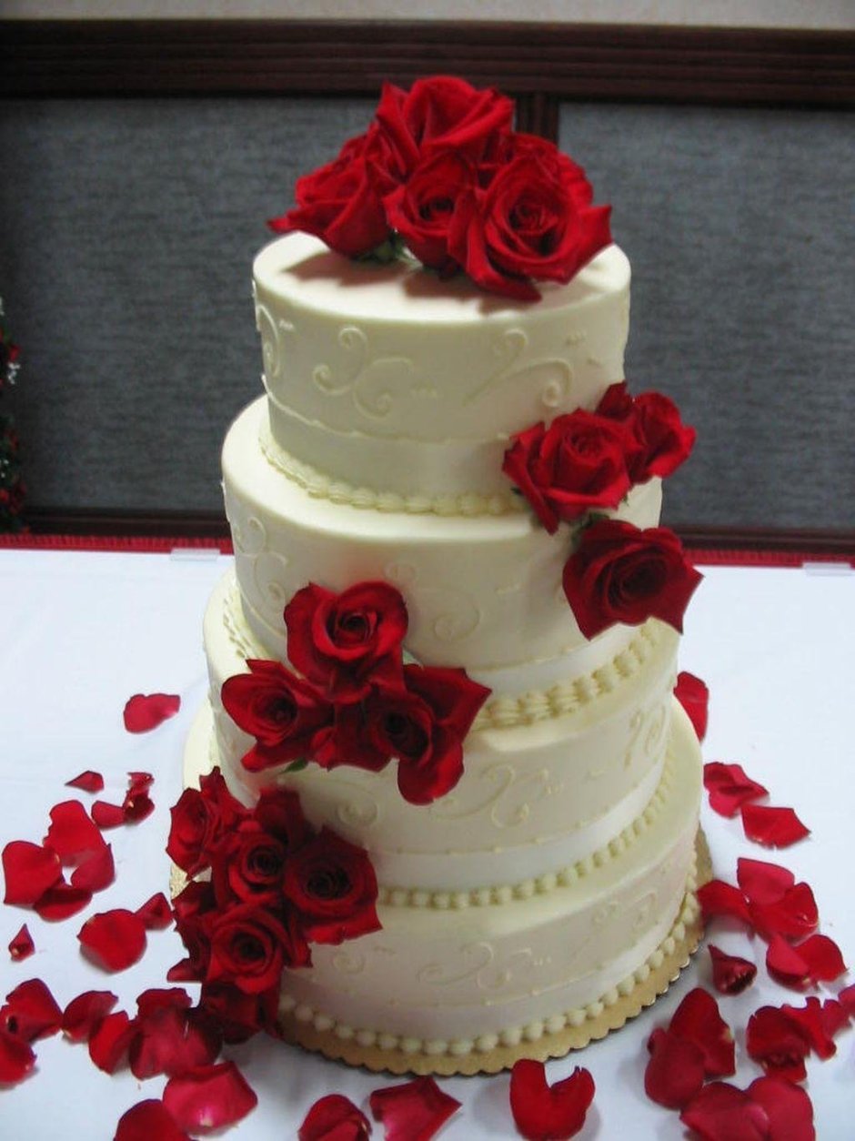 Торт в красно белом цвете