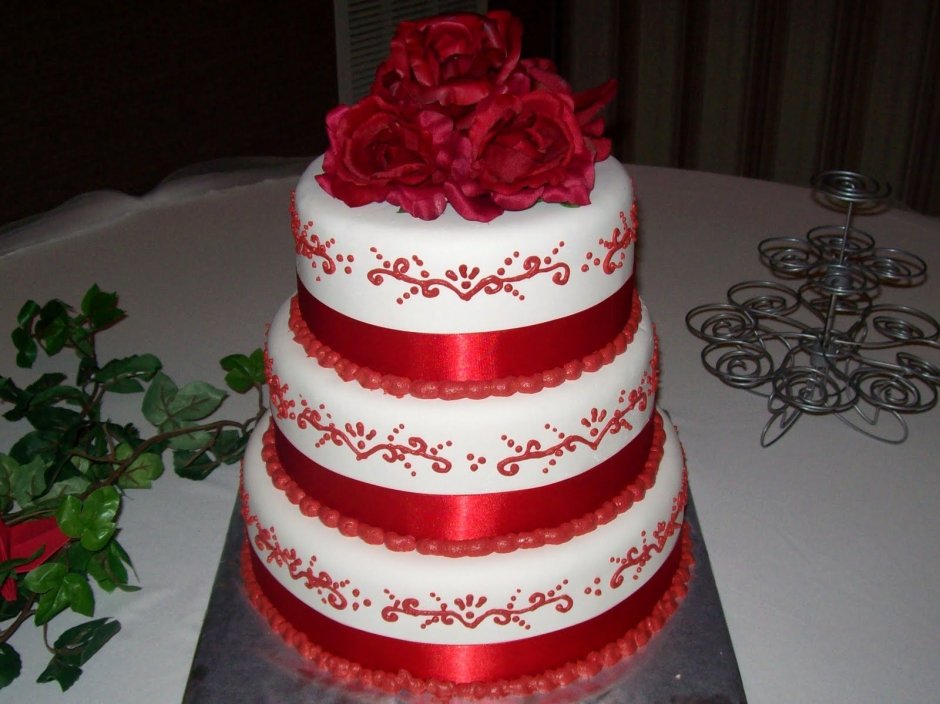 Торт многоярусный красный
