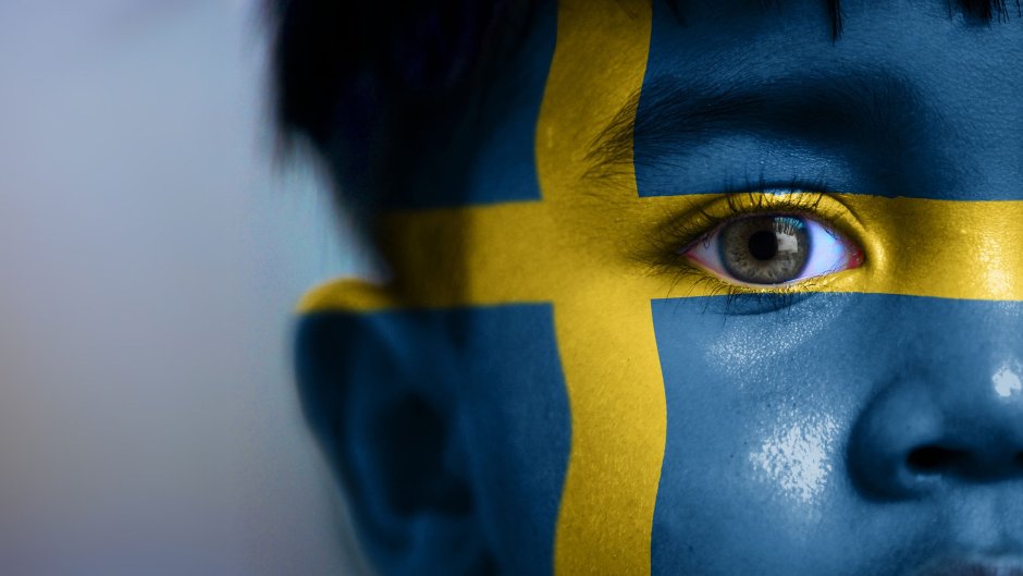 Люди с флагом Швеции