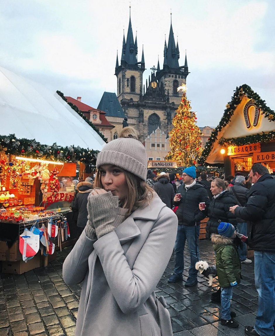 Девушка в Праге зимой