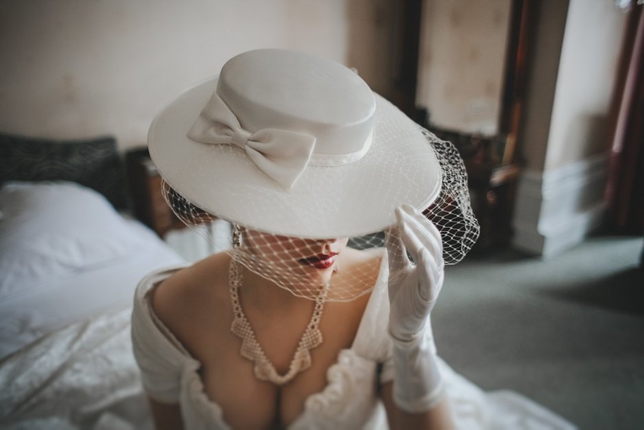 Свадебный наряд со шляпой