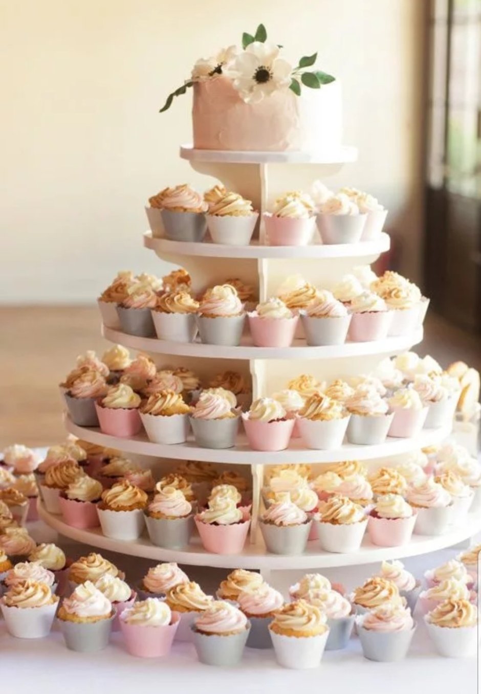Свадебный торт с капкейками в стиле рустик
