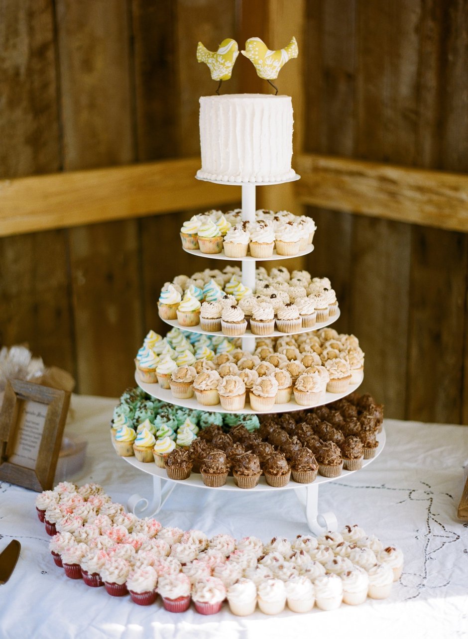 Свадебный торт и капкейки на подставке