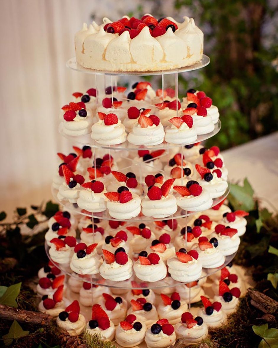 Свадебные капкейки с ягодами