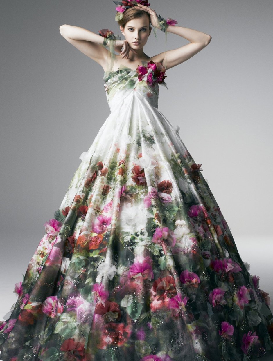 Платье с искусственными цветами