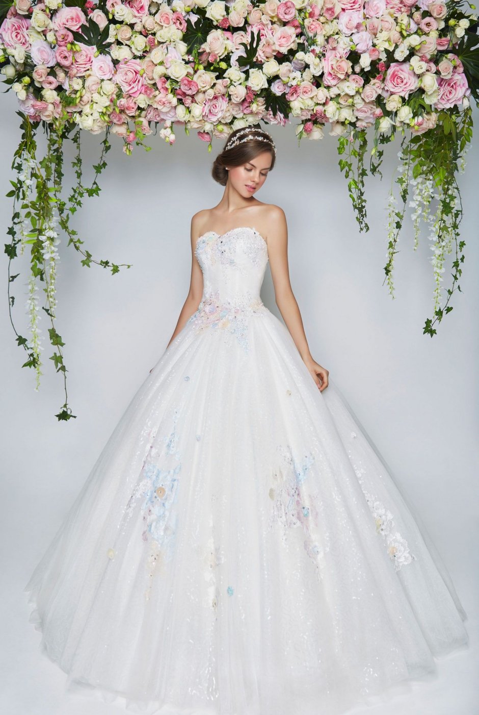 Свадебное платье с большим цветком