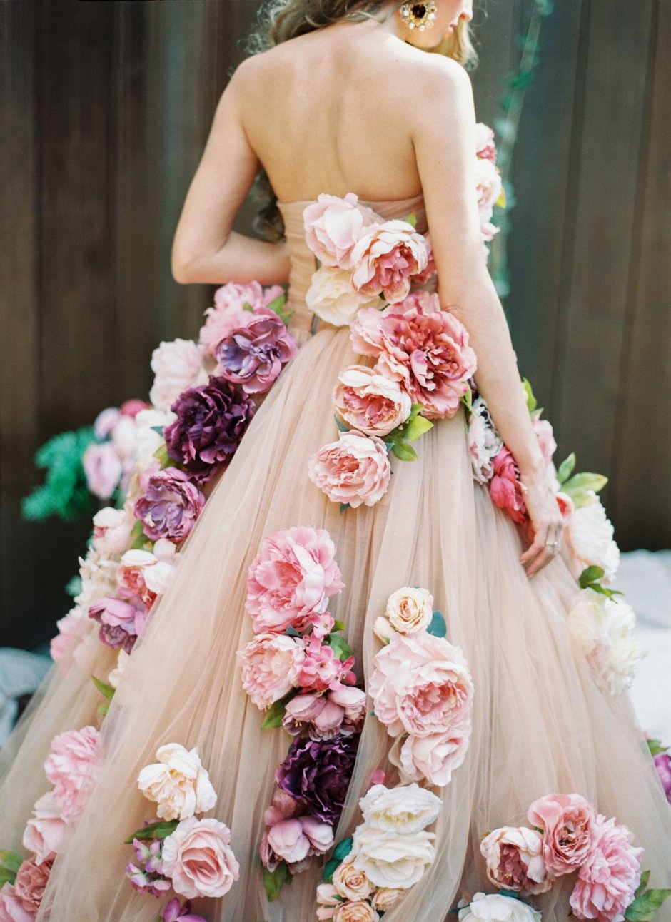 Платье расшитое цветами
