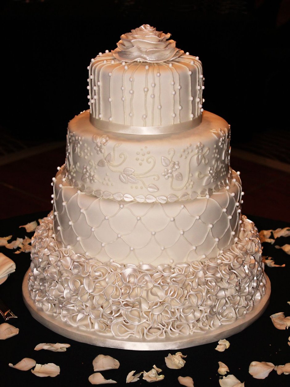 Свадебный торт кремовый бежевый