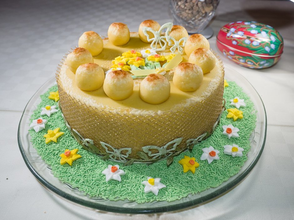 Simnel Cake на белом фоне