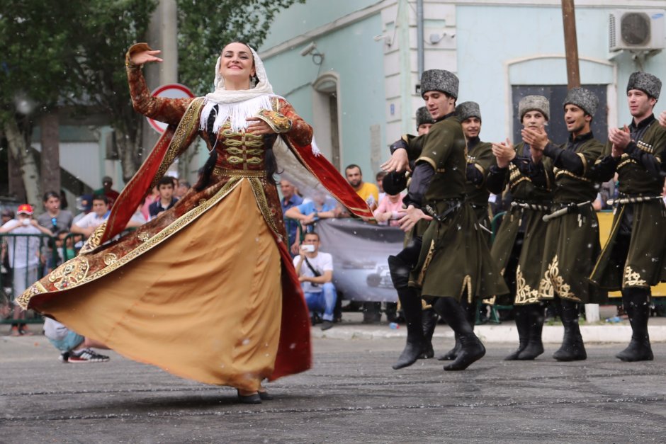 Танцуют чеченскую лезгинку