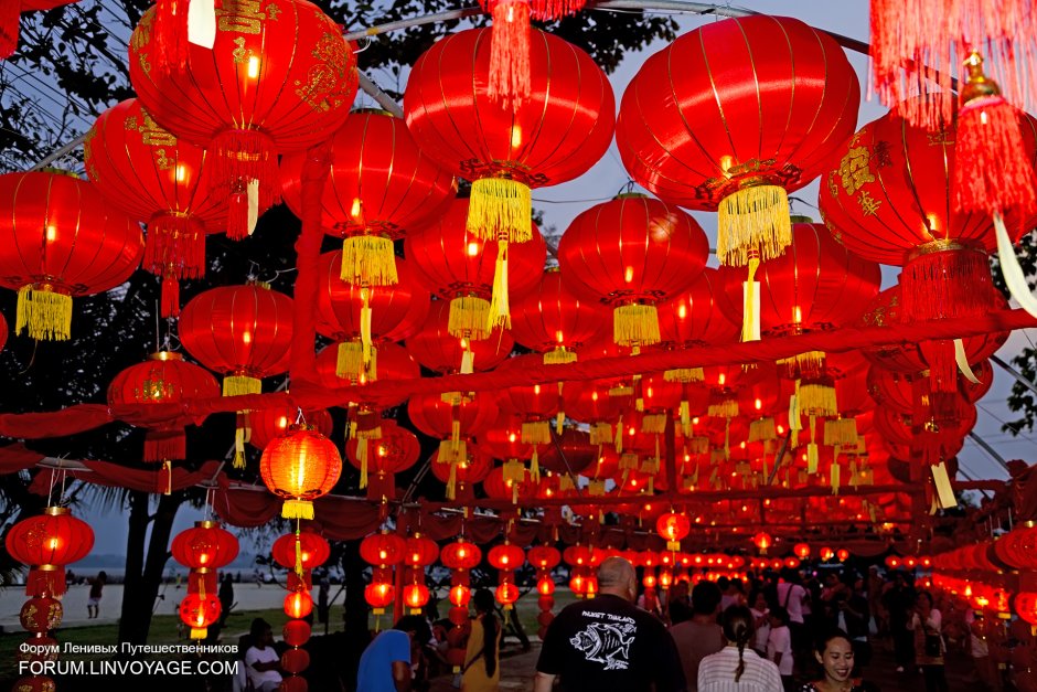 Китайские фонарики на улице