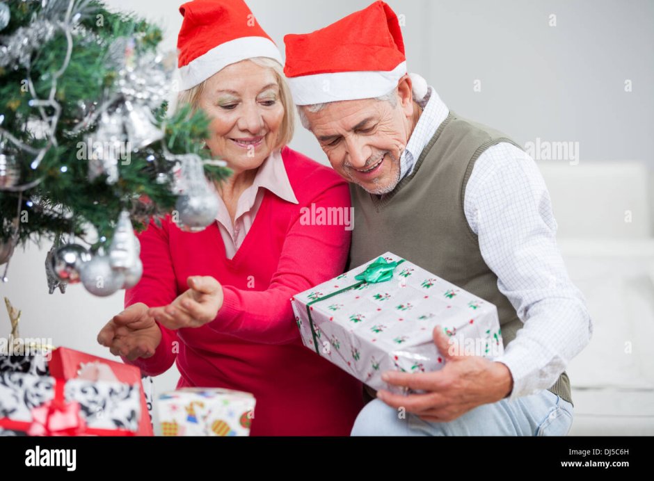 Новогодние подарки для пожилых людей