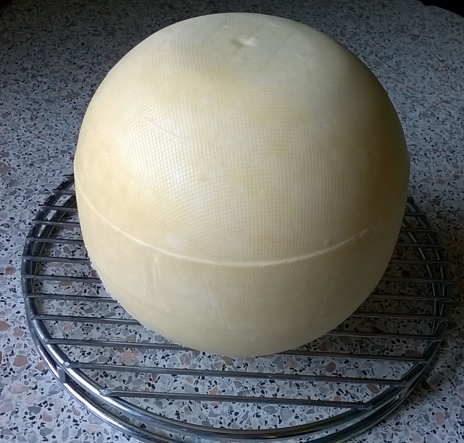 Сыр в форме шара
