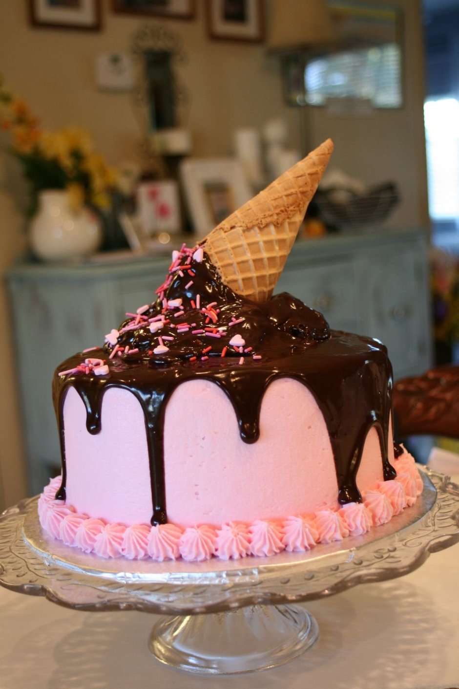 Торт с украшением мороженого