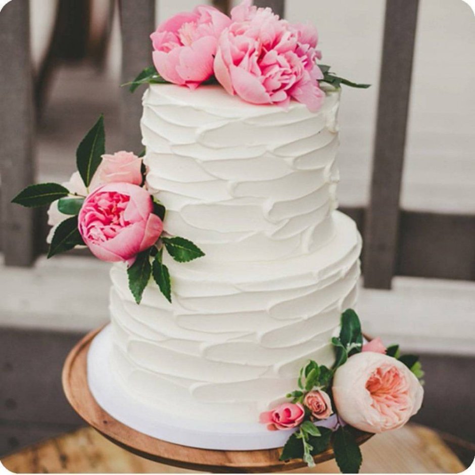 Торт двухъярусный с живыми цветами на юбилей