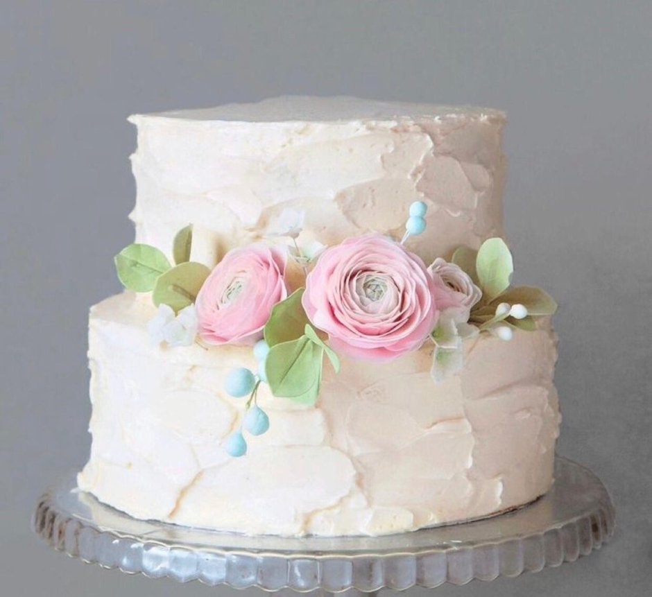 Двухъярусный торт с кремовыми цветами