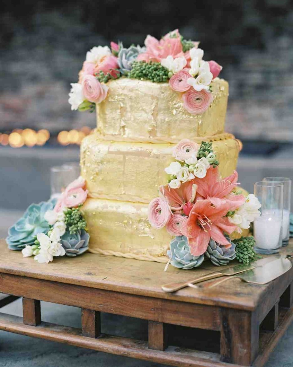 Торт для девушки с живыми цветами