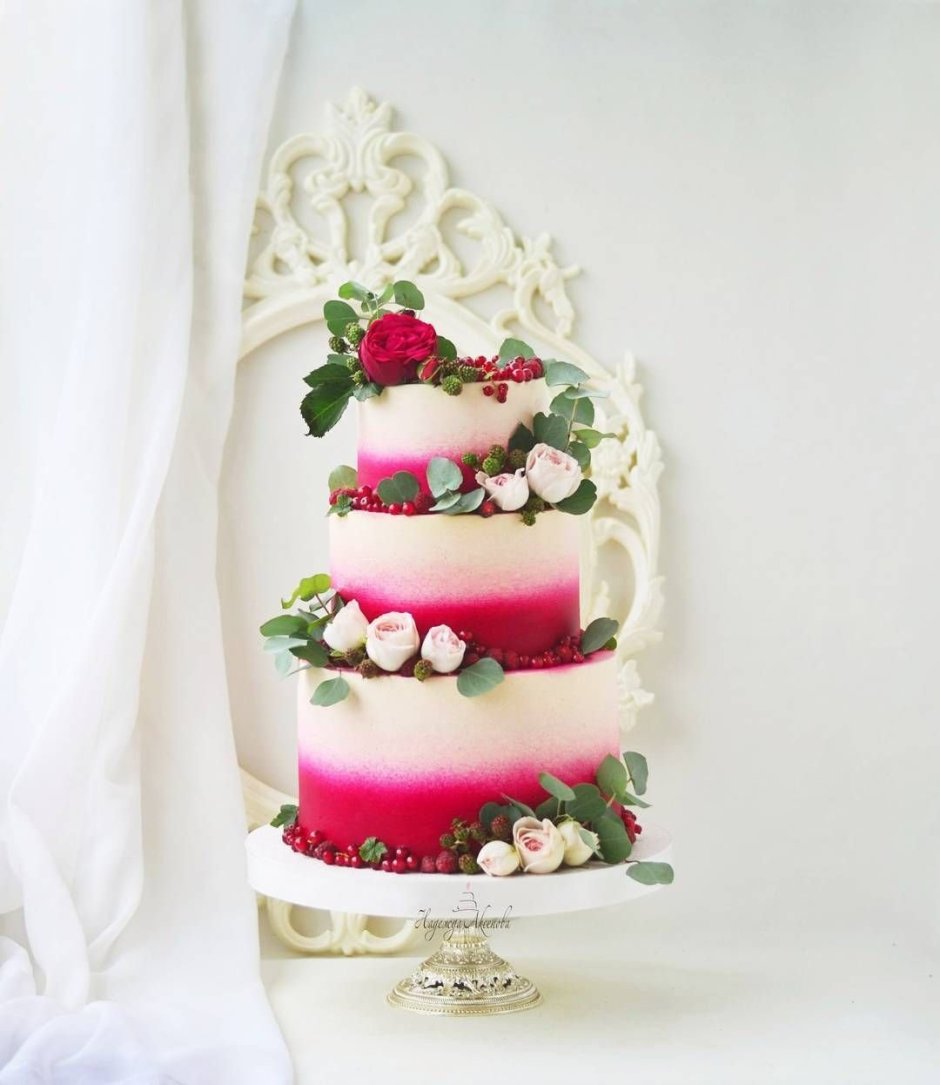Небольшой торт с живыми цветами