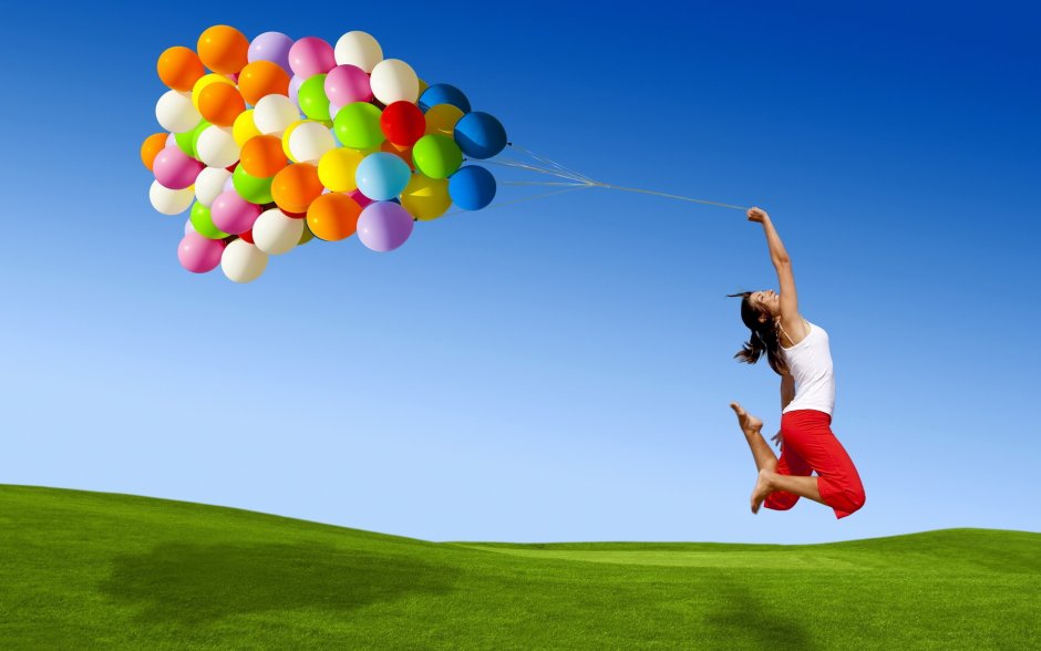 Прыгающая девушка с шарами