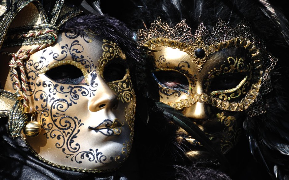 Карнавал (люди в карнавальных масках)