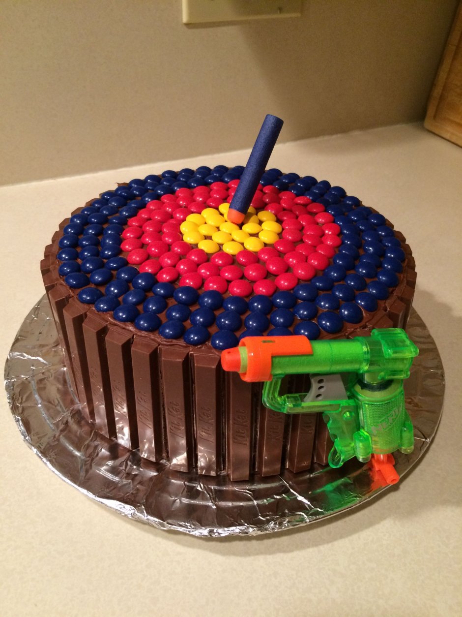 Торт с пистолетом для мальчика