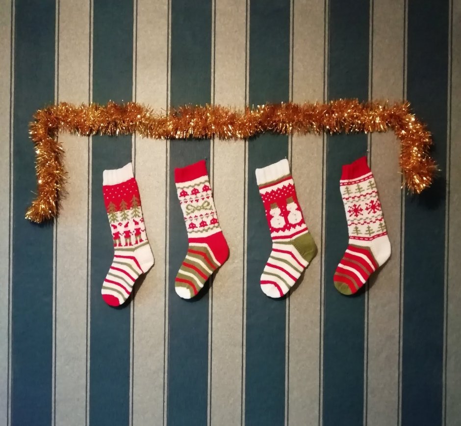 Рождественские носки у камина