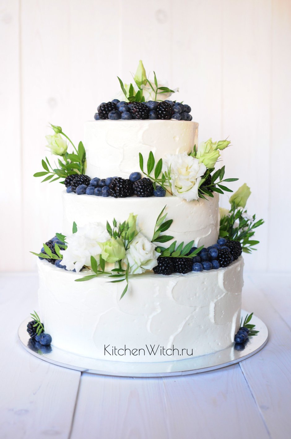 Белый свадебный торт с голубикой