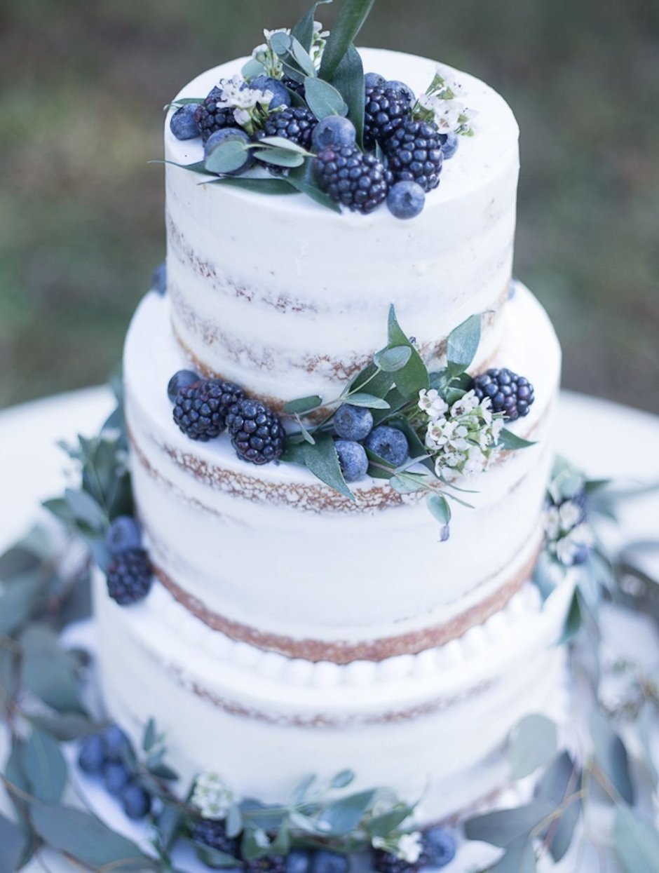 Свадебный торт с голубикой