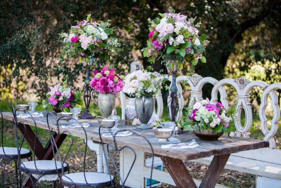 Сервировка свадебного стола в саду