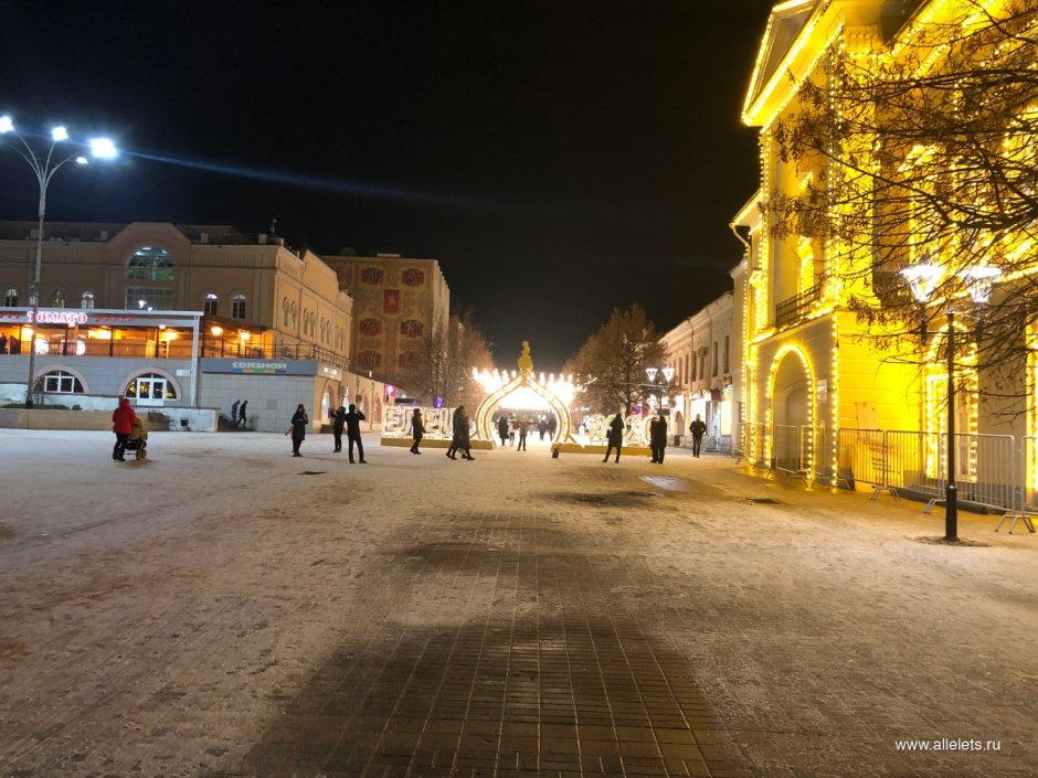 Новогодние украшения площади Петра Великого в Липецке