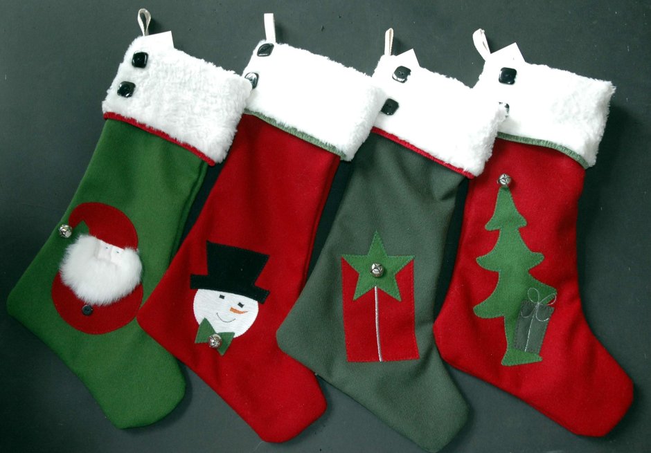 Запаковать сослуживцами новогодние носки