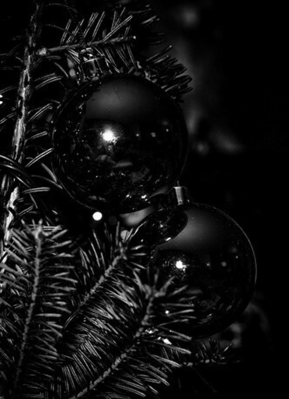 Черные новогодние шары на елку