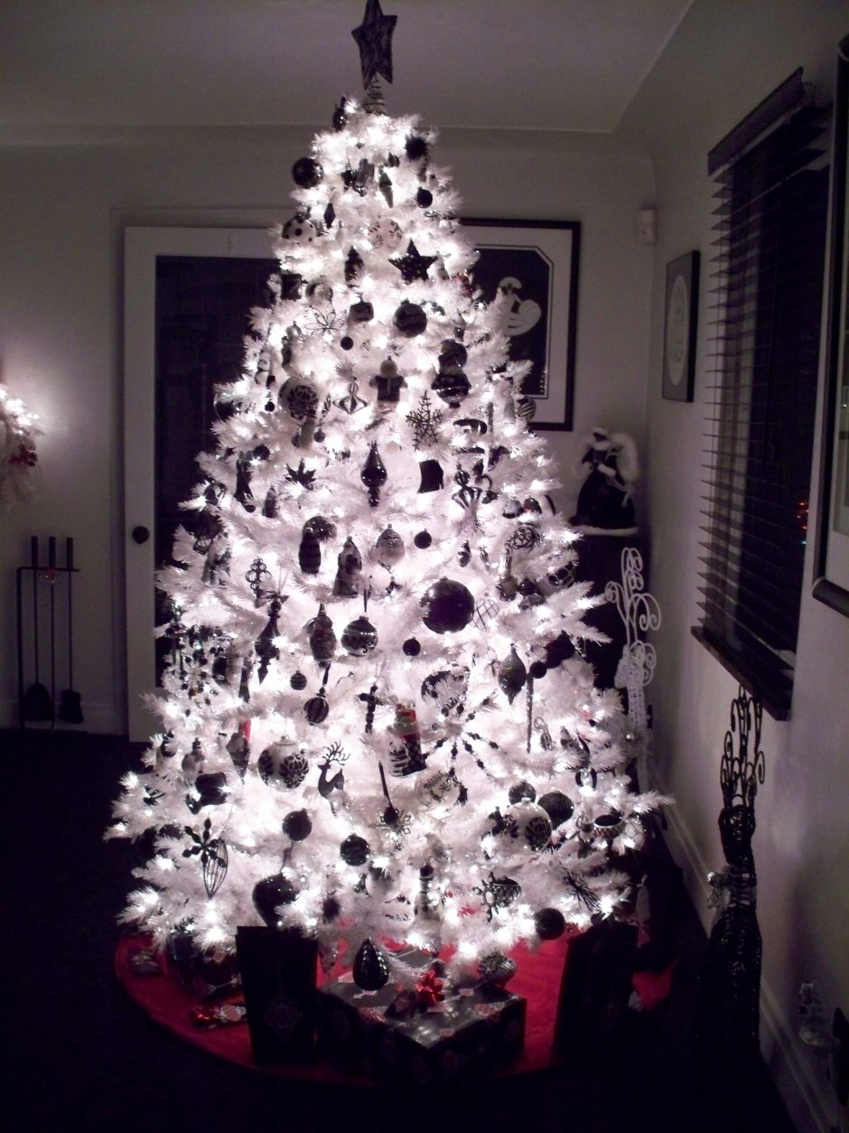 Белая елка с черными игрушками
