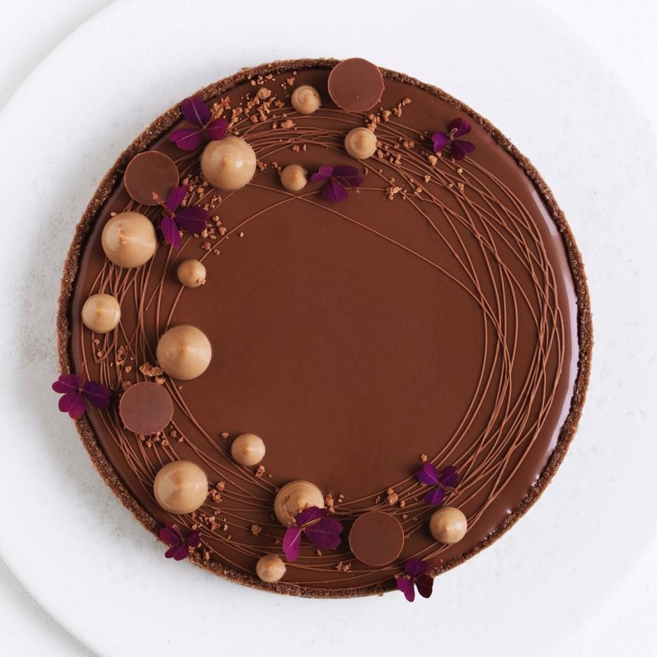 Шоколадный торт с клубникой