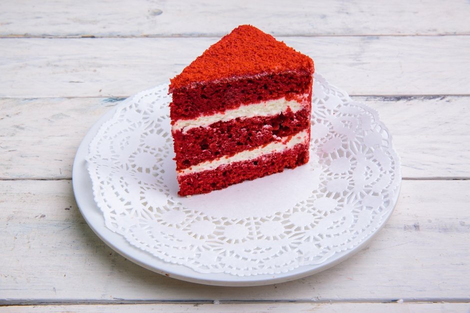 Торт красный бархат с клубничным конфи