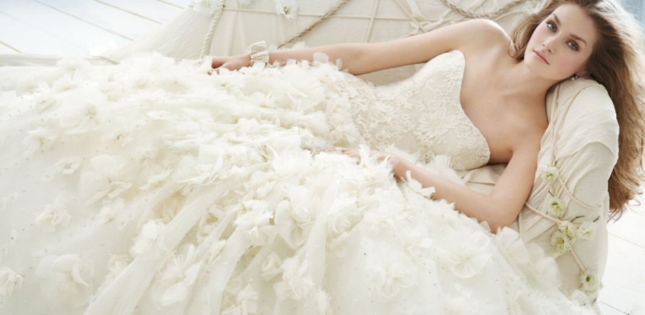 Девушка в свадебном платье без лица